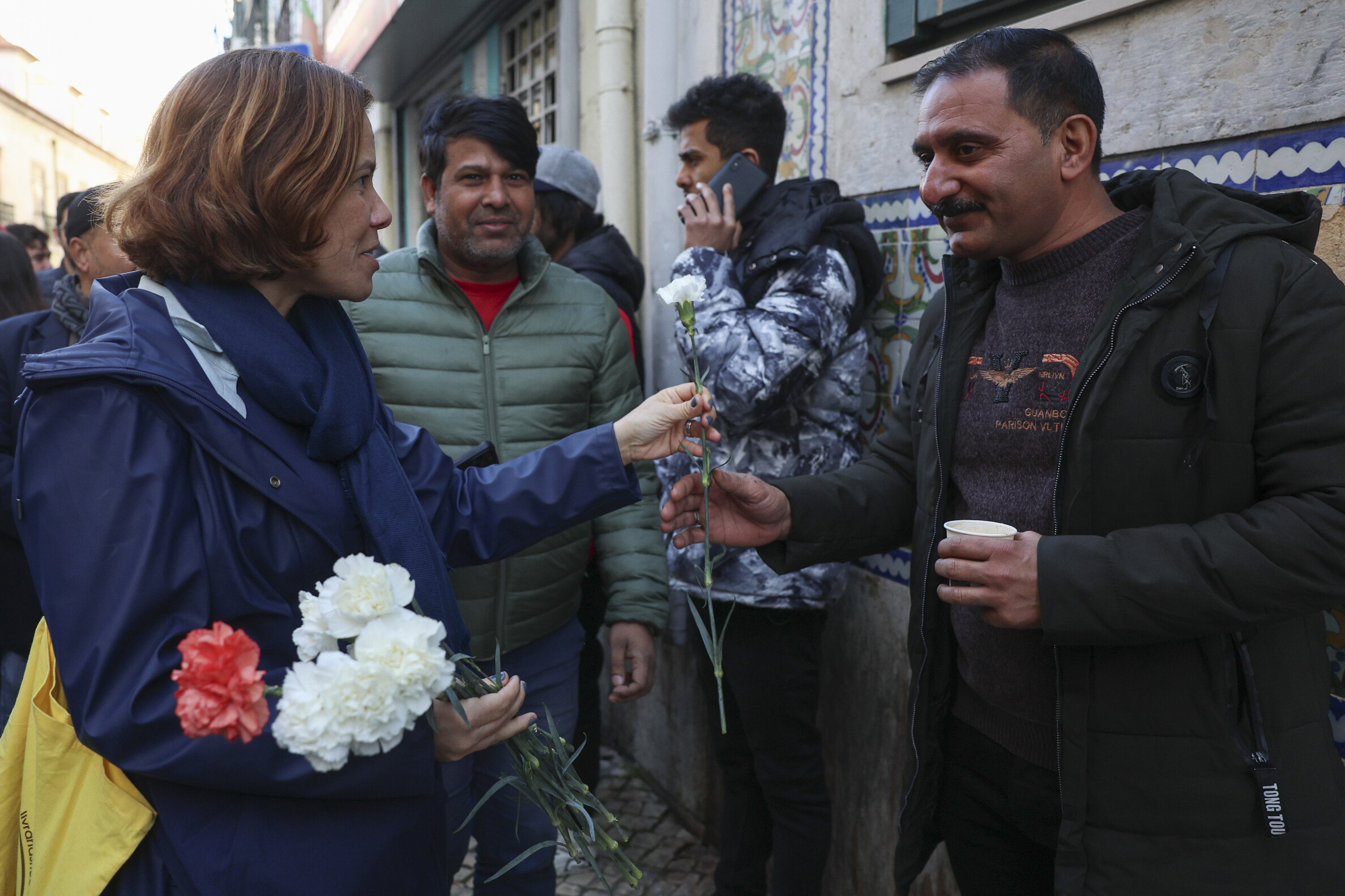 Martim Moniz. Carnations of various colors in solidarity with immigrants Solidarity action with immigrants in Martim Moniz